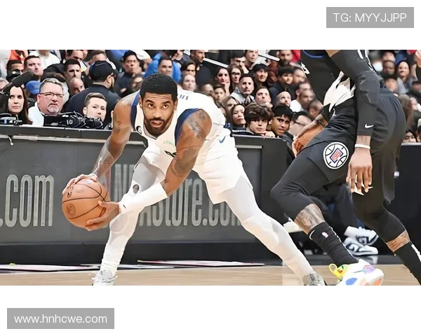 欧文突破防守展现个人技术内线高难度抛投成功引发全场欢呼